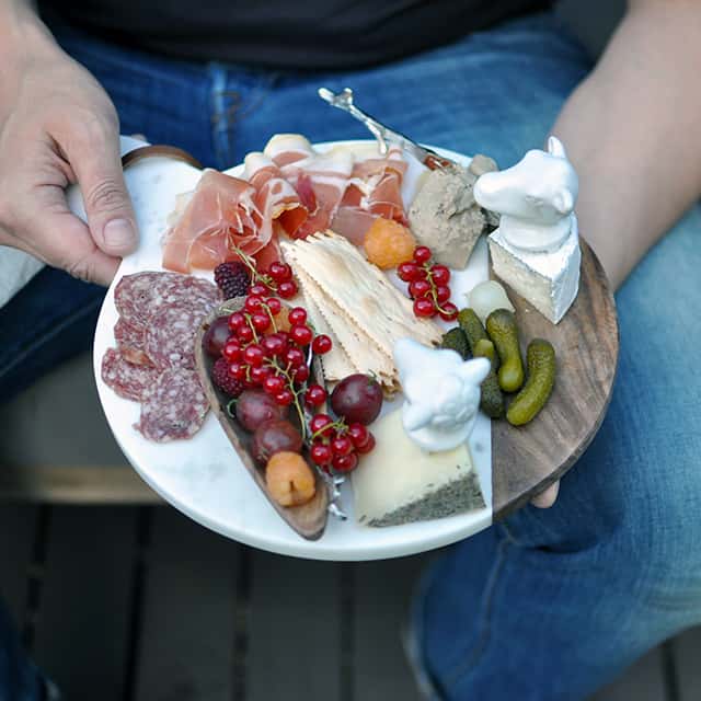 How To Build a Beautiful Charcuterie Plate For Any Season